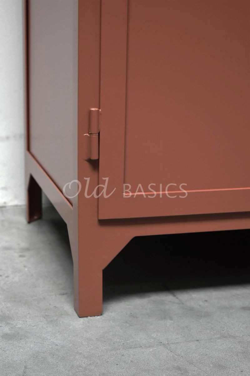 Detail van Apothekerskast Ferro, 3 deuren, RAL8004, rood, terra, bruin, oranje, materiaal staal